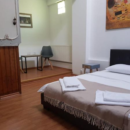 Nonna Mia Hotel Бухарест Экстерьер фото