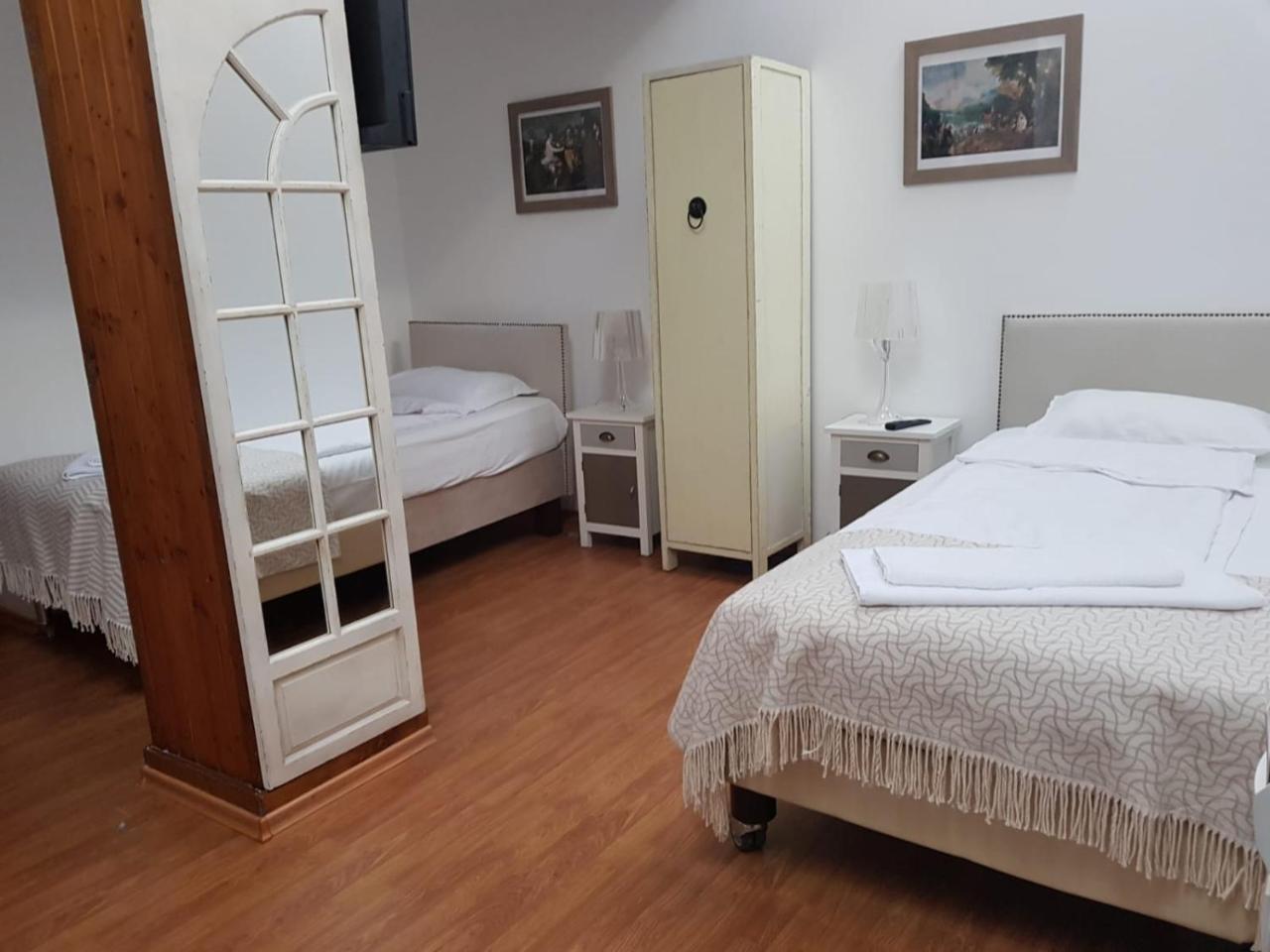 Nonna Mia Hotel Бухарест Экстерьер фото